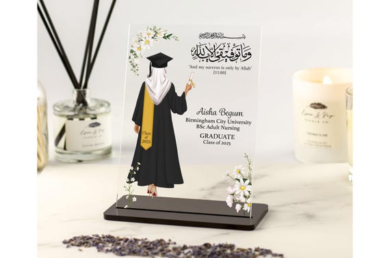 Muslim Female Graduation Gift, Personalised Graduation Gift for Her, Islamic Gift for Her, Class of Any YEAR Daisy Clear Acrylic Plaque
