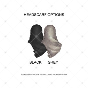 Puede incluir: Dos pa&ntilde;uelos para la cabeza, uno negro y otro gris, se muestran uno al lado del otro. El texto "HEADSCARF OPTIONS" est&aacute; por encima de los pa&ntilde;uelos, y las palabras "BLACK" y "GREY" est&aacute;n debajo de los pa&ntilde;uelos. El texto "PLEASE LET US KNOW IF YOU WOULD LIKE ANOTHER COLOUR" est&aacute; en la parte inferior de la imagen.