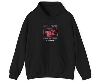 Puede incluir: Una sudadera con capucha negra que presenta un estampado gráfico en el pecho. El texto dice LEAGUE BYLAWS, BUYS THE WINGS, IT'S IN THE BYLAWS y ALLFANTASY. El diseño incluye un borde rectangular rojo alrededor de BUYS THE WINGS.