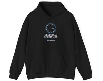 Puede incluir: Una sudadera negra con capucha y un gráfico en el pecho. El diseño incluye un emblema circular con un icono de balón de fútbol americano, el texto DEEP BALL SPECIALIST y el texto más pequeño ALLFANTASY. Tiene mangas largas y un bolsillo frontal.