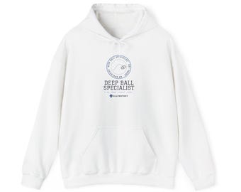 Puede incluir: Una sudadera con capucha blanca que presenta un gráfico circular azul en el pecho. El texto dice DEEP BALL SPECIALIST, GO YARDS, NO APOLOGIES, GO LONG, EVERY TIME y ALLFANTASY. La sudadera incluye un bolsillo tipo canguro y cordones a juego.