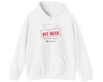 Puede incluir: Una sudadera con capucha blanca que presenta un estampado gráfico en el pecho. El diseño incluye un cuadro de horario, el texto rojo KISS MY BYE WEEK, el texto negro BACK NEXT WEEK y el logo azul ALLFANTASY con un icono.