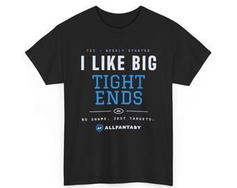 Puede incluir: Una camiseta negra de manga corta con texto en blanco y azul que dice: TE1 WEEKLY STARTER I LIKE BIG TIGHT ENDS NO SHAME. JUST TARGETS. ALLFANTASY. El diseño incluye un pequeño gráfico de un balón de fútbol americano.