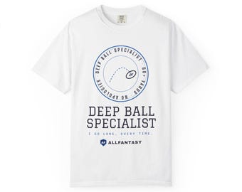 Puede incluir: Una camiseta blanca de manga corta con un gráfico circular azul que muestra un icono de balón de fútbol americano y el texto DEEP BALL SPECIALIST 60+ YARDS NO APOLOGIES. Debajo del círculo, el texto DEEP BALL SPECIALIST I GO LONG. EVERY TIME. y un logo AF ALLFANTASY.