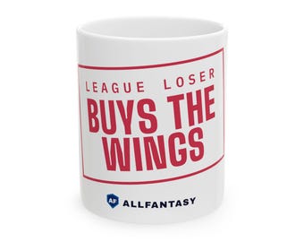 Puede incluir: Una taza de cerámica blanca con un borde rectangular rojo y texto rojo que dice LEAGUE LOSER BUYS THE WINGS. Debajo del texto hay un logotipo de escudo azul con las letras AF y la palabra ALLFANTASY impresa en letras mayúsculas negras.
