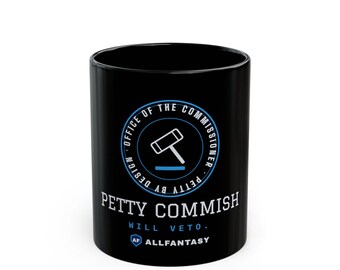 Puede incluir: Una taza de cerámica negra con un logotipo circular que presenta un icono de mazo blanco y el texto Office of the Commissioner Petty by Design. Debajo del logo, el texto dice Petty Commish, Will Veto y el logo de Allfantasy con un escudo AF.