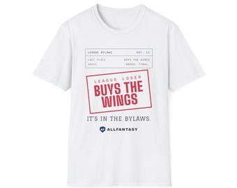 Puede incluir: Una camiseta blanca de manga corta con un diseño gráfico que dice LEAGUE BYLAWS ART. 12, LAST PLACE BUYS THE WINGS, SAUCE RANCH. FINAL. LEAGUE LOSER BUYS THE WINGS, IT'S IN THE BYLAWS. y el logotipo AF ALLFANTASY.