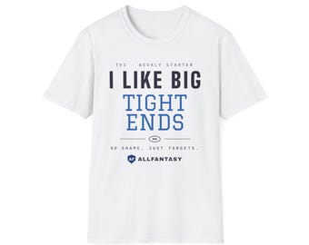 Puede incluir: Una camiseta blanca de manga corta con el texto en negro y azul "TE1 WEEKLY STARTER I LIKE BIG TIGHT ENDS NO SHAME. JUST TARGETS.", un pequeño gráfico de balón de fútbol americano y el logo "AF ALLFANTASY" impreso en el pecho.