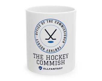 Puede incluir: Una taza de cerámica blanca con un logotipo circular azul que muestra dos palos de hockey cruzados y un disco, rodeado por el texto Office of the Commissioner Fantasy Hockey. Debajo, el texto The Hockey Commish y el logo AF Allfantasy.
