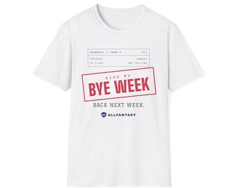 Puede incluir: Una camiseta blanca de manga corta con un estampado gráfico que recuerda a un calendario deportivo. El texto dice: SCHEDULE // WEEK 9, OPPONENT NOBODY, MY PLANS NOT TELLING, KISS MY BYE WEEK, BACK NEXT WEEK y ALLFANTASY.