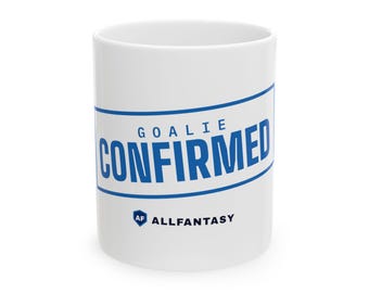 Puede incluir: Una taza de cerámica blanca con el texto azul GOALIE CONFIRMED encerrado entre dos líneas horizontales azules. Debajo del texto, un pequeño icono de escudo azul con las letras AF va seguido del texto negro ALLFANTASY.