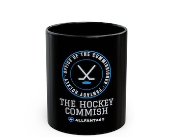Puede incluir: Una taza de cerámica negra con un logotipo circular que muestra dos palos de hockey cruzados y el texto OFFICE OF THE COMMISSIONER FANTASY HOCKEY. Debajo del logo, el texto dice THE HOCKEY COMMISH e incluye un pequeño logo AF ALLFANTASY.