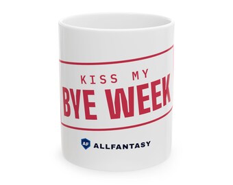 Puede incluir: Una taza de cerámica blanca con el texto rojo KISS MY BYE WEEK encerrado entre dos líneas horizontales rojas. Debajo del texto, un pequeño icono de escudo azul con las letras AF va seguido del texto negro ALLFANTASY.