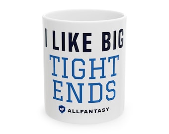 Puede incluir: Una taza de cerámica blanca con el texto I LIKE BIG TIGHT ENDS en letras de bloque azul oscuro y azul claro. Debajo del texto hay un pequeño icono de escudo azul oscuro con las letras AF y la palabra ALLFANTASY en azul oscuro.