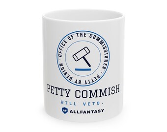 Puede incluir: Una taza de cerámica blanca con un emblema circular azul que muestra un icono de un mazo y el texto Office of the Commissioner Petty by Design. Debajo del emblema, el texto dice PETTY COMMISH, WILL VETO, y el logotipo AF ALLFANTASY en azul y negro.