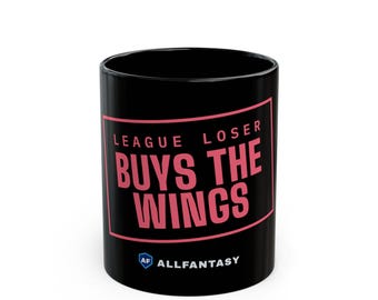 Puede incluir: Una taza de cerámica negra con un borde rectangular rosa y el texto LEAGUE LOSER BUYS THE WINGS en letras mayúsculas rosas. Debajo del marco, el texto ALLFANTASY aparece en blanco con un pequeño icono de escudo azul que contiene las letras AF.
