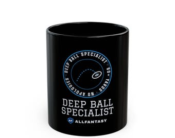 Puede incluir: Una taza de cerámica negra con un gráfico circular que muestra un arco azul punteado y un icono de balón de fútbol americano. El texto dice DEEP BALL SPECIALIST, 60+ YARDS, NO APOLOGIES y ALLFANTASY con un logotipo de escudo AF.