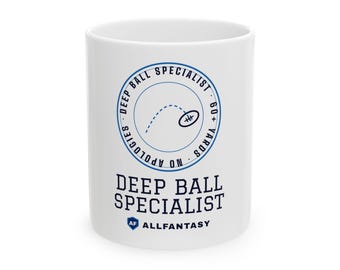 Puede incluir: Una taza de cerámica blanca con un gráfico circular azul que muestra la trayectoria de un balón de fútbol americano y el texto DEEP BALL SPECIALIST 60+ YARDS NO APOLOGIES. Debajo del círculo, el texto DEEP BALL SPECIALIST y el logo AF ALLFANTASY.