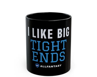 Puede incluir: Una taza de cerámica negra con el texto blanco I LIKE BIG y el texto azul TIGHT ENDS, seguido de un pequeño logotipo de escudo azul con las letras AF y el texto blanco ALLFANTASY impreso en la parte inferior de la taza.