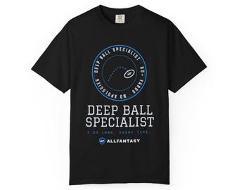Puede incluir: Una camiseta negra de manga corta con un gráfico circular azul y blanco que muestra un balón de fútbol americano, el texto DEEP BALL SPECIALIST, 60+ YARDS, NO APOLOGIES, y la frase I GO LONG. EVERY TIME. con el logo AF ALLFANTASY.