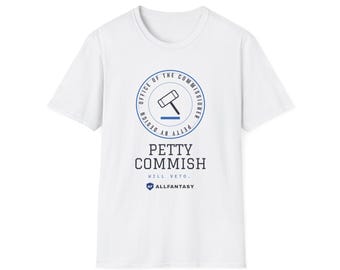 Puede incluir: Una camiseta blanca de manga corta con un emblema circular azul que muestra un icono de un mazo y el texto OFFICE OF THE COMMISSIONER PETTY BY DESIGN. Debajo del emblema, el texto dice PETTY COMMISH WILL VETO y ALLFANTASY.
