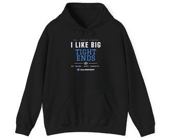 Puede incluir: Una sudadera negra con capucha que presenta texto en blanco y azul que dice: YES - WEEKLY STARTER I LIKE BIG TIGHT ENDS NO SHAME. JUST TARGETS. AF ALLFANTASY. La sudadera incluye un bolsillo frontal tipo canguro y mangas largas.