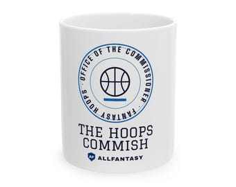 Puede incluir: Una taza de cerámica blanca con un logotipo circular azul que incluye un gráfico de baloncesto y el texto Office of the Commissioner Fantasy Hoops. Debajo del logo, el texto dice The Hoops Commish, seguido de un logo AF y Allfantasy.