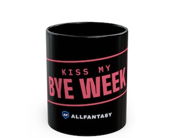 Puede incluir: Una taza de cerámica negra con el texto rosa KISS MY BYE WEEK encerrado entre dos líneas horizontales rosas. Debajo del texto, un pequeño icono de escudo azul con las letras AF es visible junto al texto blanco ALLFANTASY.