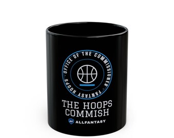 Puede incluir: Una taza de cerámica negra con un logotipo circular azul y blanco que presenta un gráfico de baloncesto y el texto Office of the Commissioner Fantasy Hoops. Debajo del logo, el texto dice The Hoops Commish y AF Allfantasy.
