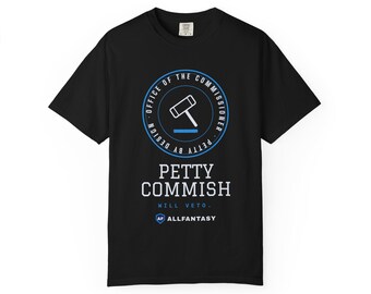 Puede incluir: Una camiseta negra de manga corta con un logotipo circular que muestra un icono de un mazo y el texto Office of the Commissioner Petty by Design. Debajo del logo, se lee Petty Commish, Will Veto y el logo de Allfantasy con un escudo AF.