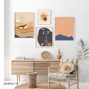 Pode incluir: Um interior de sala de estar com um arm&aacute;rio de madeira, uma cadeira, um tapete tecido e quatro impress&otilde;es emolduradas na parede. As impress&otilde;es apresentam designs abstratos com uma est&eacute;tica minimalista. As impress&otilde;es s&atilde;o em tons de marrom, laranja, azul e branco.