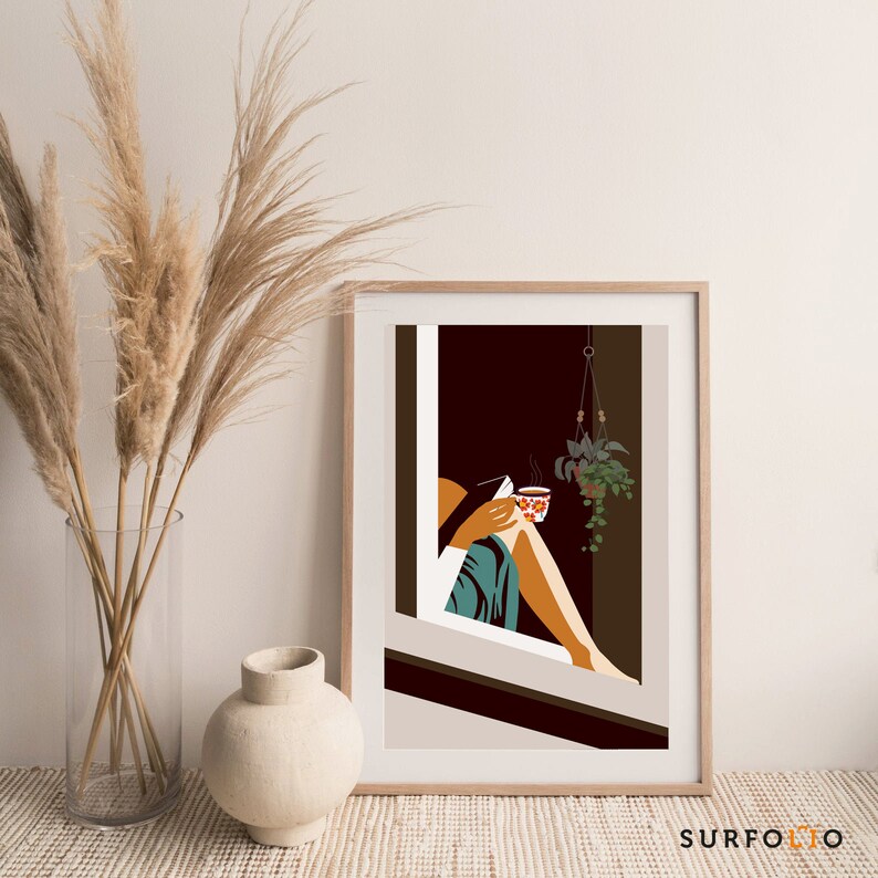 Op de afbeelding: Een digitale illustratie van een persoon die bij een raam zit, een kopje koffie vasthoudt en een boek leest. Een hangende plant met groene bladeren is zichtbaar in het raam. De illustratie is in een minimalistische stijl met gedempte kleuren.