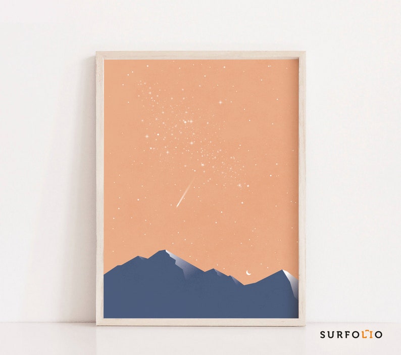 Pode incluir: Uma ilustra&ccedil;&atilde;o digital de uma cordilheira em silhueta contra um c&eacute;u cor de p&ecirc;ssego com uma dispers&atilde;o de estrelas brancas e uma estrela cadente. A lua tem a forma de crescente no canto superior direito.