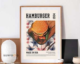 Puede incluir: Un póster de estilo vintage con un fondo a cuadros rojo, blanco y azul que presenta una hamburguesa en una tabla de cortar de madera. El póster tiene el texto "HAMBURGER" en letras negras en negrita y "1904" en letras negras más pequeñas. El texto "MADE IN USA" y "NORTH BROADWAY STREET 67211" también está incluido.