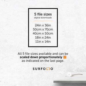 Op de afbeelding: Een wit tekstvak op een grijze achtergrond met de tekst "5 file sizes" en "digital downloads". Het tekstvak geeft vijf verschillende maten in inches en centimeters weer: 24 inch x 36 inch, 50 cm x 70 cm, 40 cm x 50 cm, 18 inch x 24 inch en 11 inch x 14 inch. Onder het tekstvak staat de tekst "All 5 file sizes available and can be scaled down proportionately as indicated on the last page." De tekst "SURFOLIO" staat onderaan de afbeelding.