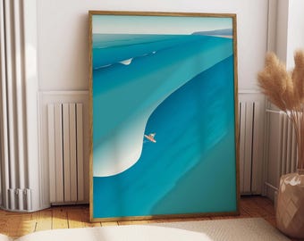 Puede incluir: Una impresión de arte mural vertical enmarcada que muestra una escena oceánica estilizada con aguas azul profundo y turquesa. Una pequeña figura sobre una tabla de surf naranja se sitúa en el centro inferior, sobre una ola cerca de la costa.