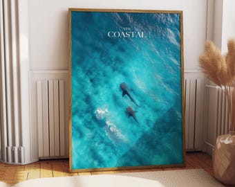 Lámina con vista aérea del océano y tiburón ballena, arte de la vida marina costera en tonos turquesa (descarga digital)