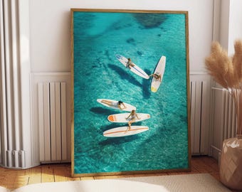 Lámina decorativa de playa veraniega con tabla de paddle surf, vista al océano en color turquesa (descarga digital).
