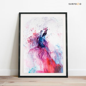 Könnte beinhalten: Abstrakte Aquarellmalerei eines rosa, blauen und violetten Fisches vor weißem Hintergrund.