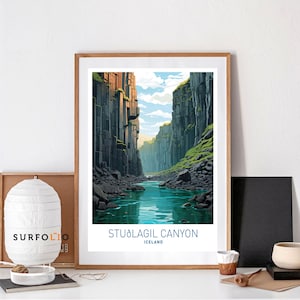 Pode incluir: Um pôster com uma ilustração colorida de um cânion na Islândia. O cânion é preenchido por um rio turquesa e cercado por altas falésias cinza-escuras. O texto "Stuðlagil Canyon" e "Islândia" está impresso na parte inferior do pôster.