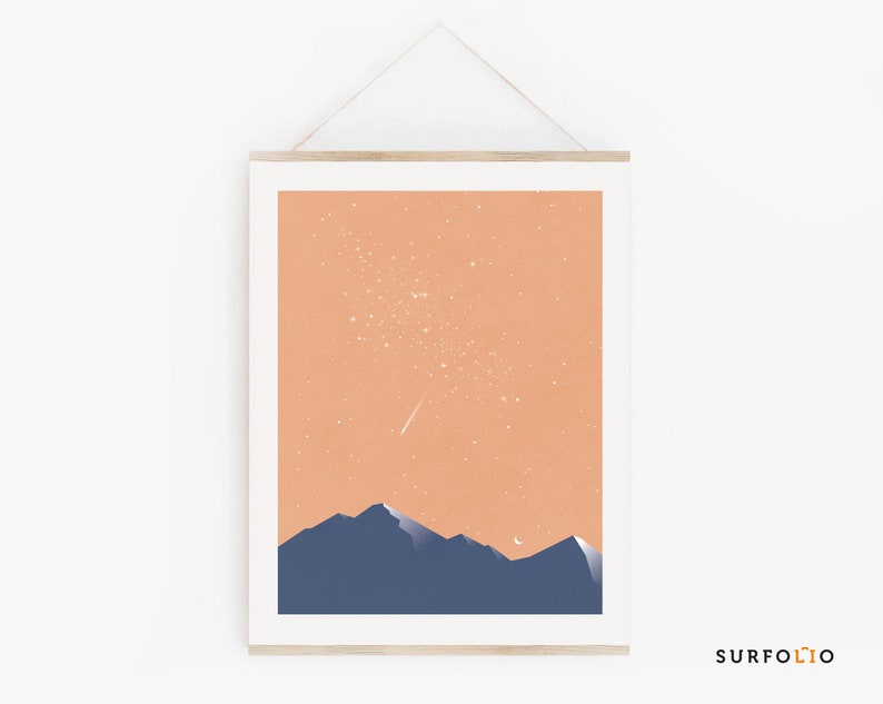 Pode incluir: Uma impress&atilde;o de arte digital que apresenta uma paisagem minimalista com um c&eacute;u cor de p&ecirc;ssego, uma estrela cadente e uma lua crescente sobre uma cordilheira azul escura.