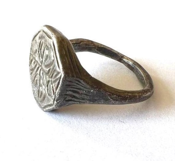 Silver Medieval Crusaders ring with Symbol in the mid… - Gem