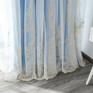 Europe Grace Fleurs jaunes d’or brodées sur le tissu blanc de rideau transparent, modèle rétro de décor de Noël conçoit le salon de dame Grommet
