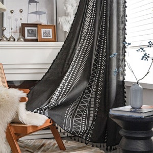 Benutzerdefinierte 1 Panel Boho Weiß Geometrischer Dreieck Druck schwarz Leinen Baumwolle Halb blind Verdunkelung Vorhänge schwarze Quasten Borte