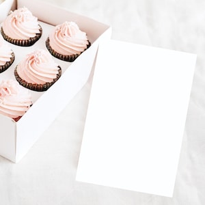 Maquete de convite de cupcake rosa simples, Boho minimalista, download instantâneo, Flat Lay, maquete de Canva, banco de imagens, casamento