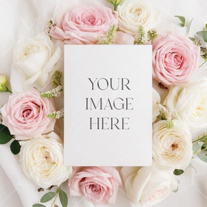 Maquete de convite de rosas cor de rosa 5x7, linho, download instantâneo, configuração plana, maquete de objeto inteligente PSD, banco de imagens, festa de casamento