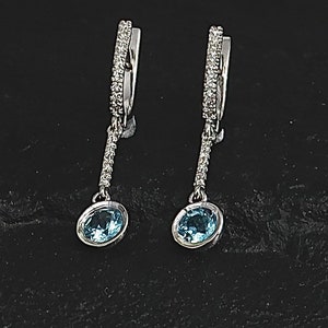 Weißgold Ohrringe, set mit blauen Topas Stein und Diamanten, 14 k Weißgold.