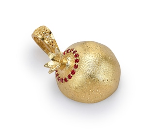 Colgante de granada en oro de 14 quilates con detalles de rubí. Joyería judía.