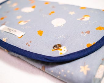 Matelas à langer de voyage - Tapis à langer nomade et portable - Jolis motifs doux - Cadeau de naissance original et pratique - Coton bio
