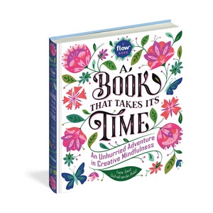 Può includere: Un libro con copertina rigida intitolato A Book That Takes Its Time: An Unhurried Adventure in Creative Mindfulness di Irene Smit e Astrid van der Hulst. La copertina bianca presenta illustrazioni floreali colorate, foglie verdi e una farfalla blu.